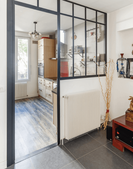 Cuisine semi-ouverte avec verriere sur salon