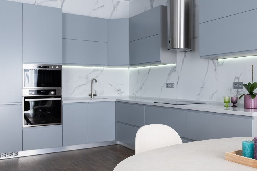 Rendre une cuisine plus lumineuse avec du marbre blanc