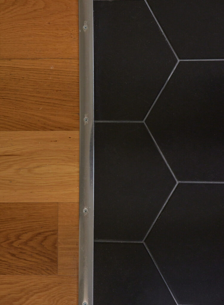 détail parquet et carrelage