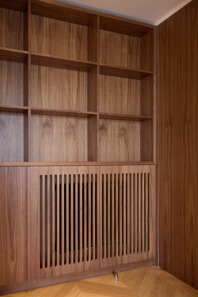 Bibliothèque sur mesure en Noyer radiateur intégré