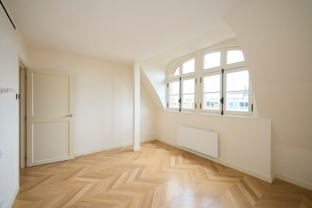 Chambre parquet massif point de Hongrie