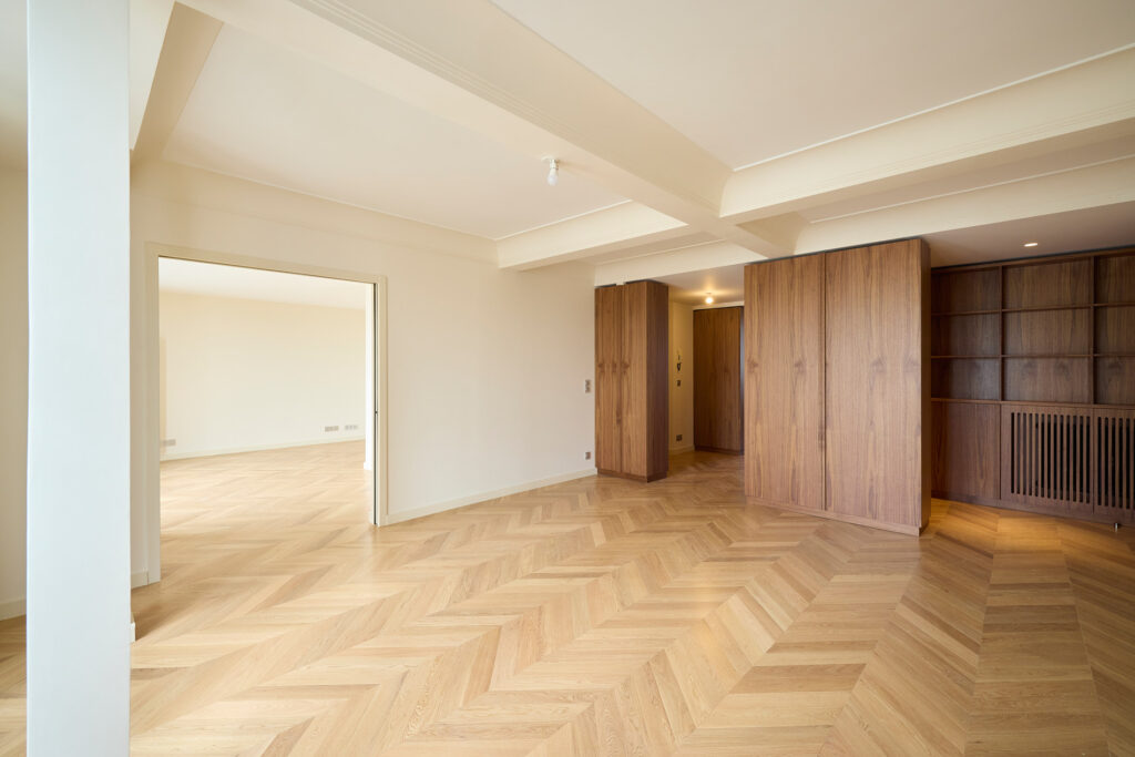 parquet massif point de Hongrie meuble sur mesure en Noyer radiateur intégré plafond en staff renfort de structure